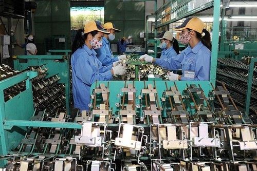 Sản xuất Việt Nam giảm nhẹ so với tháng 9