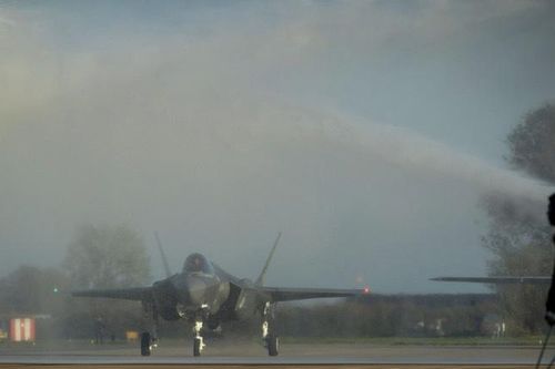 Hà Lan phun bọt chống cháy ăn mòn lên F-35A mới tậu