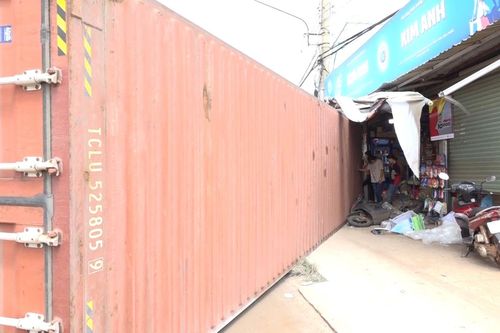 Thùng xe container rơi đè trúng 2 xe máy, 3 người thương vong