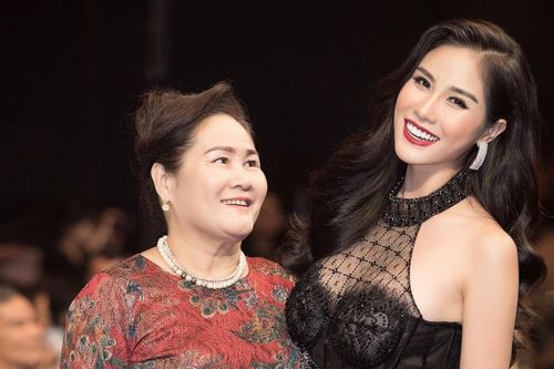 Á hậu Hoàng Hạnh đẹp không góc chết, quấn quýt cùng mẹ khi tham dự sự kiện