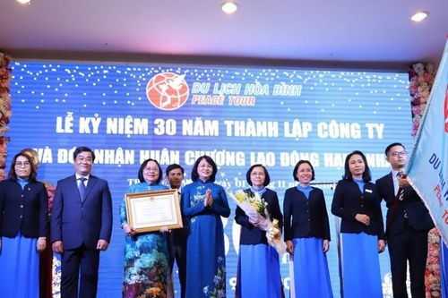 Công ty Du lịch Hòa Bình đón nhận Huân chương Lao động hạng Nhất