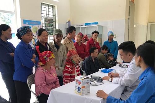 Khám bệnh, phát thuốc miễn phí tại xã Điện Quan (Bảo Yên)