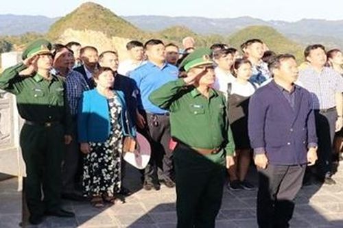 Tổng Công ty Điện lực miền Bắc tặng cờ Tổ quốc cho Đồn Biên phòng Lũng Cú