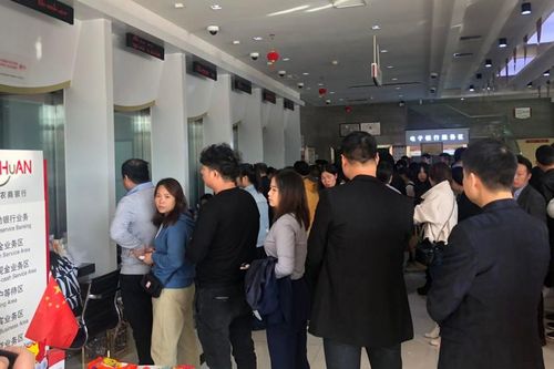 Nghe phong thanh ngân hàng sắp phá sản, người Trung Quốc ùn ùn đến rút tiền