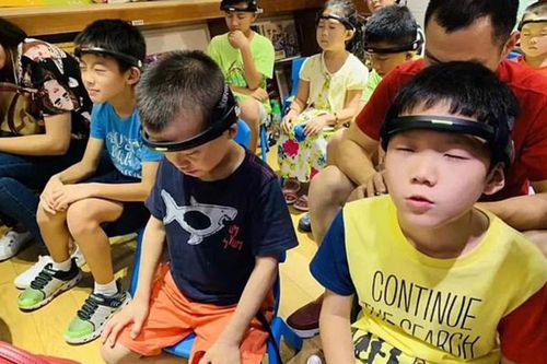 Trung Quốc ngừng dự án đeo 'vòng kim cô' cho học sinh