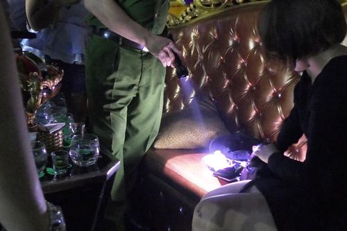 300 cảnh sát đột kích quán bar, karaoke lúc rạng sáng