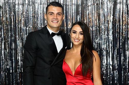 Vợ Xhaka phải khóa tài khoản Instagram vì bị fan Arsenal dọa giết