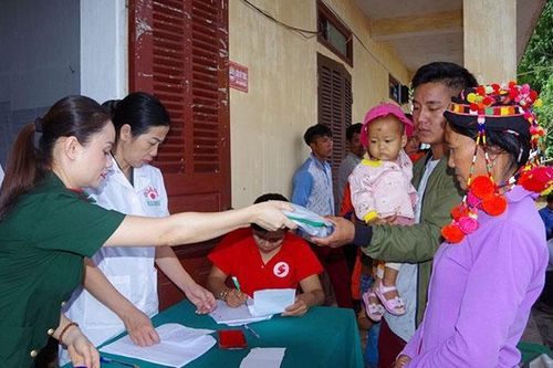 Tấm lòng thầy thuốc 'quân hàm xanh'