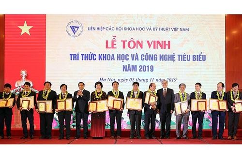 Tôn vinh 112 trí thức khoa học và công nghệ tiêu biểu