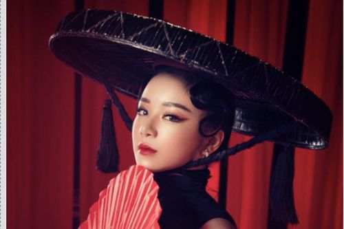 'Hot girl ngủ gật' gây tranh cãi vì mặc áo dài không mặc quần