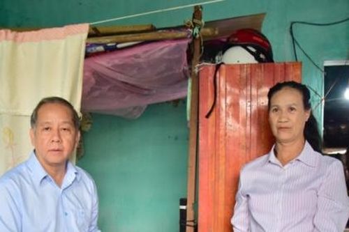 Chủ tịch UBND tỉnh Thừa Thiên Huế thăm người dân làng Rồng bị thiệt hại nặng nề trong trận 'Đại Hồng Thủy' năm 1999