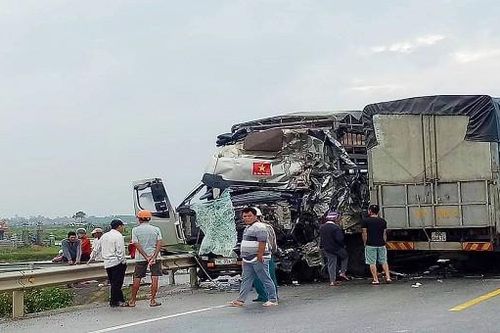 4 người trọng thương, giao thông ùn tắc sau cú va chạm giữa 2 xe tải