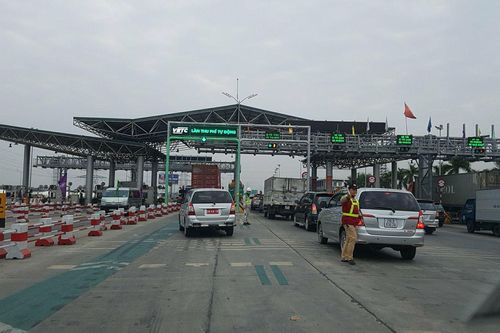 Xử lý nghiêm phương tiện không chấp hành biển báo đi theo làn thu phí tự động