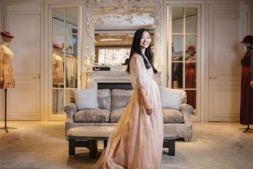 Ái nữ 19 tuổi của Lý Liên Kiệt đẹp như minh tinh, dự vũ hội của giới thượng lưu