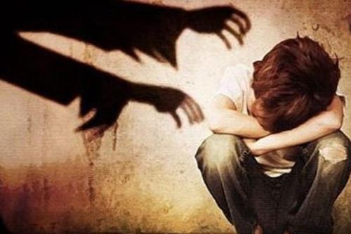 Xâm hại tình dục trẻ em nam: Làm gì để ngăn chặn tội ác?