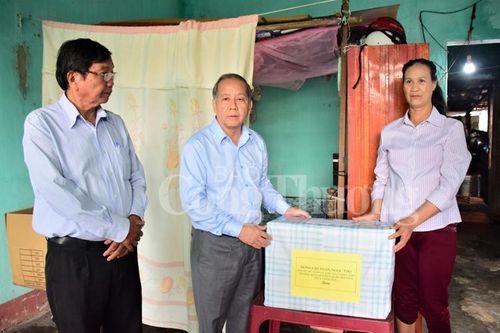 Thừa Thiên Huế: Thăm hỏi, tặng quà các gia đình bị thiệt hại nặng nề trong cơn 'đại hồng thủy' lịch sử 1999
