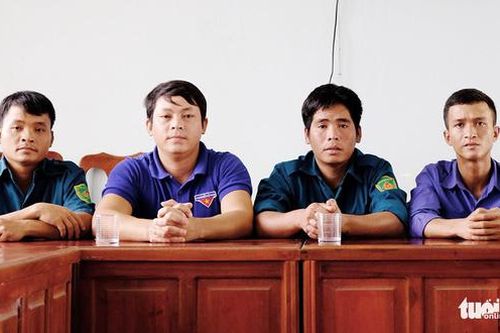 Lập 'cầu người', lao sông cứu người trong lũ