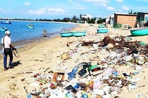 Báo động tình trạng rác thải tràn lan ở các bãi biển Ninh Thuận