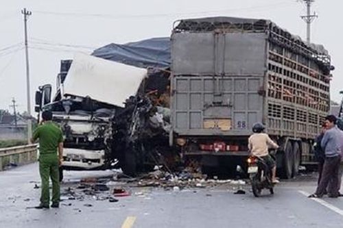 Hai xe tải đấu đầu, 4 người bị thương nặng