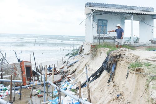 Sóng to gió lớn 'nuốt chửng' hồ tôm, đánh sạt cả cây số bờ biển Quảng Nam