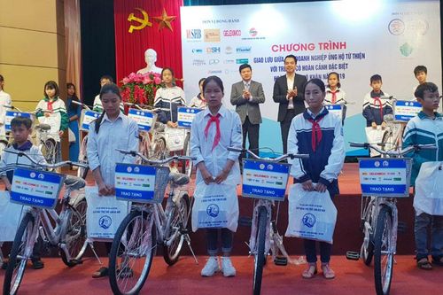 Trao 500 suất quà cho trẻ em có hoàn cảnh đặc biệt