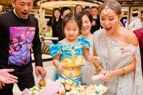 Vợ cả vui mừng khi tỷ phú sòng bài bỏ vợ bé