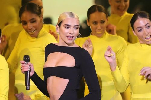 Dua Lipa mặc đồ diễn cắt xẻ ở MTV EMAs 2019
