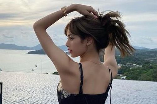 Lisa khoe vóc dáng khi đi biển
