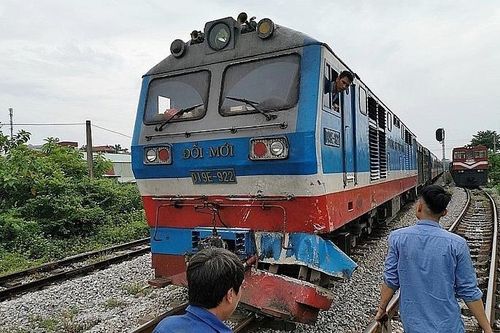 Nhân viên gác chắn bị tàu hỏa hất văng