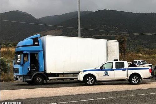 Cảnh sát Hy Lạp phát hiện 41 người nhập cư trốn trong xe đông lạnh