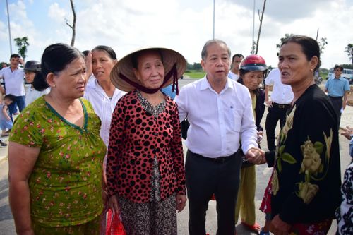 Họ thấy có lỗi với tiền nhân nên chúng ta cần phải giúp...