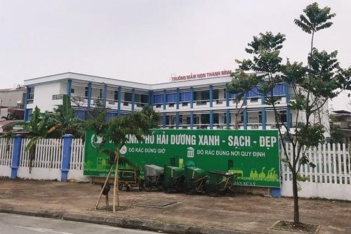Tập kết rác trước trường mầm non gây ô nhiễm môi trường