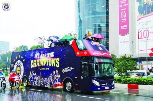 Cầu thủ Hà Nội về tuyển muộn vì mải lễ tôn vinh đội bóng
