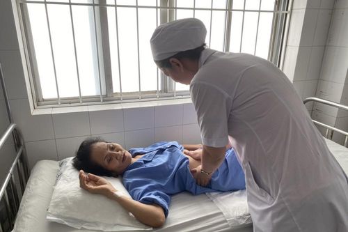 5 phút 'thần tốc' giành giật sự sống cho bệnh nhân nôn ra máu nguy kịch