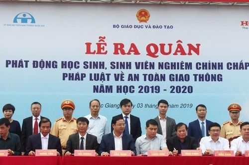 Phát động học sinh, sinh viên chấp hành pháp luật an toàn giao thông