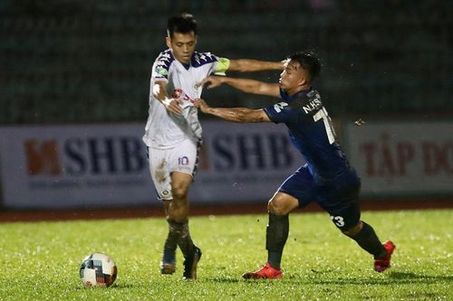 Chuyện của Văn Quyết và chiêu 'khích tướng' của giới bóng đá Thái Lan