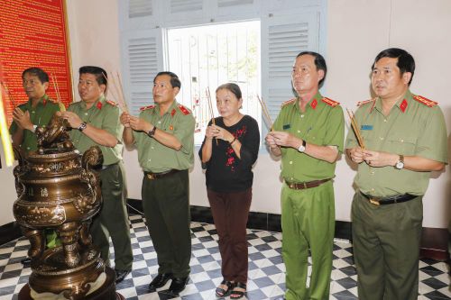 Công an Cần Thơ dâng hương tưởng nhớ các Anh hùng liệt sĩ