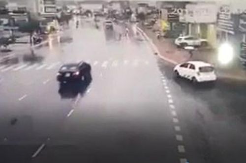 Bàng hoàng cảnh tượng ô tô 'điên' leo vỉa hè tông cô gái tử vong