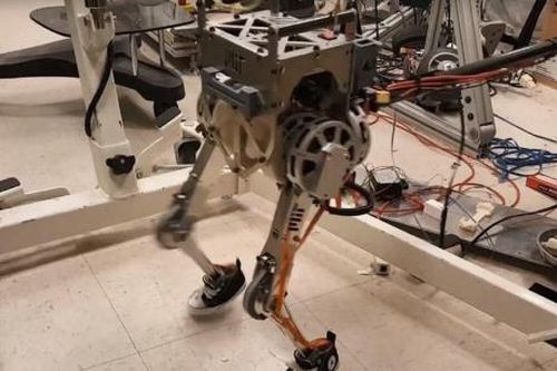 Mỹ phát triển robot hai chân có thể di chuyển cân bằng được như người