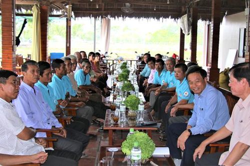 Chủ tịch UBND tỉnh thăm một số Hội quán nông dân ở huyện Lấp Vò