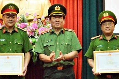 Khen thưởng các tập thể, cá nhân có thành tích xuất sắc