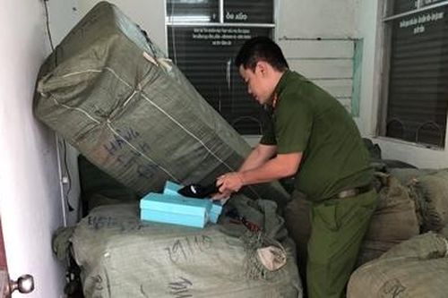 8 tấn hàng không hóa đơn chứng từ trên tàu SE19 vào Đà Nẵng