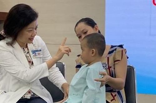 Bé 2 tuổi suýt mù lòa vì viêm xoang biến chứng hốc mắt