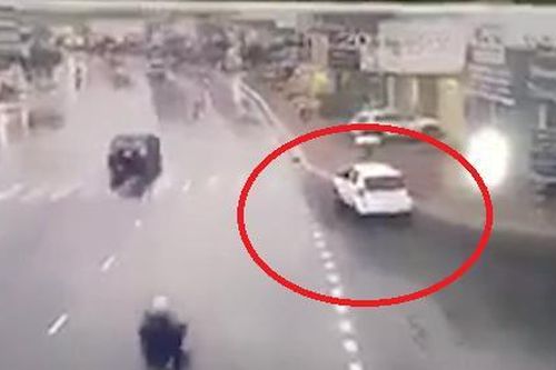 Clip: Ô tô lao lên vỉa hè tông chết cô gái đang đi bộ