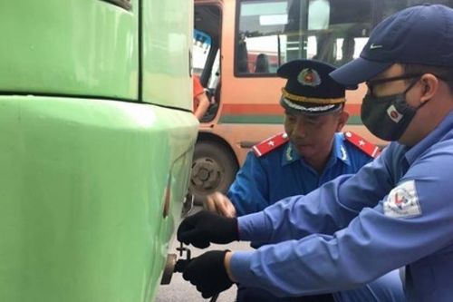 Kiểm tra, phát hiện 4 ô tô không đạt yêu cầu về khí thải
