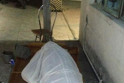 Đi gửi đồ, thanh niên 'đứng hình' khi thấy 'gói hàng lạ' bên phòng bảo vệ