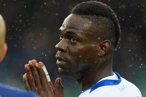 Balotelli đấu khẩu với CĐV phân biệt chủng tộc