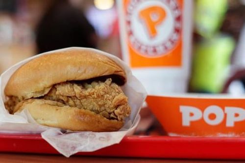 Bị đâm chết vì chen lấn xếp hàng mua sandwich gà ở Mỹ