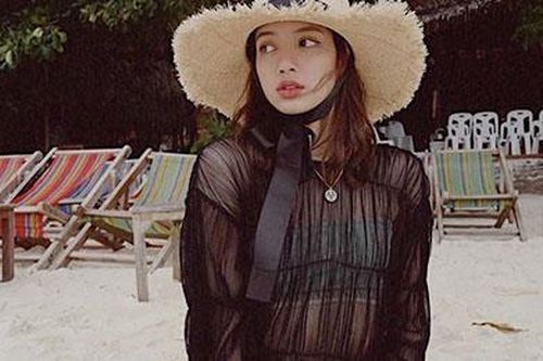 Lisa (Black Pink) diện váy mỏng tang