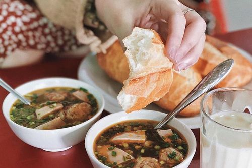 Bánh mì xíu mại Đà Lạt thường được phục vụ thế nào?